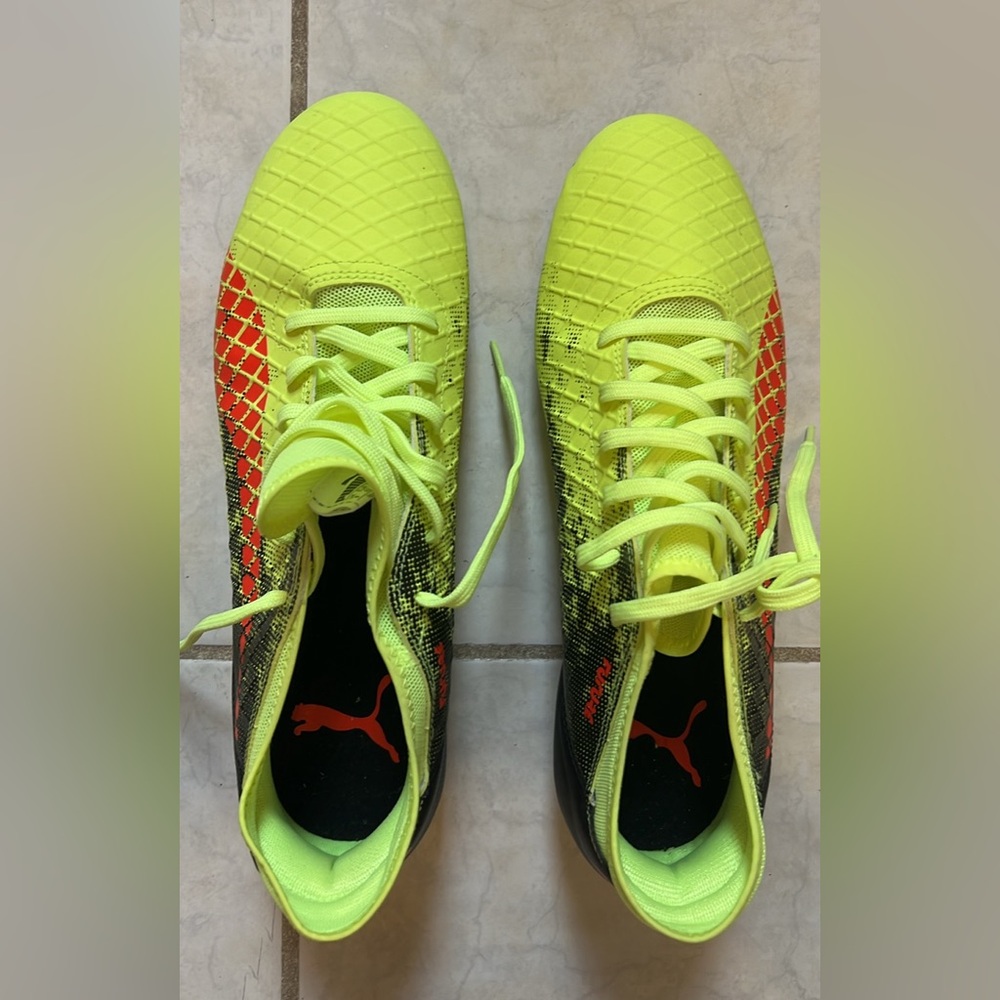 NWOT Puma Future soccer shoes (men’s US 10)